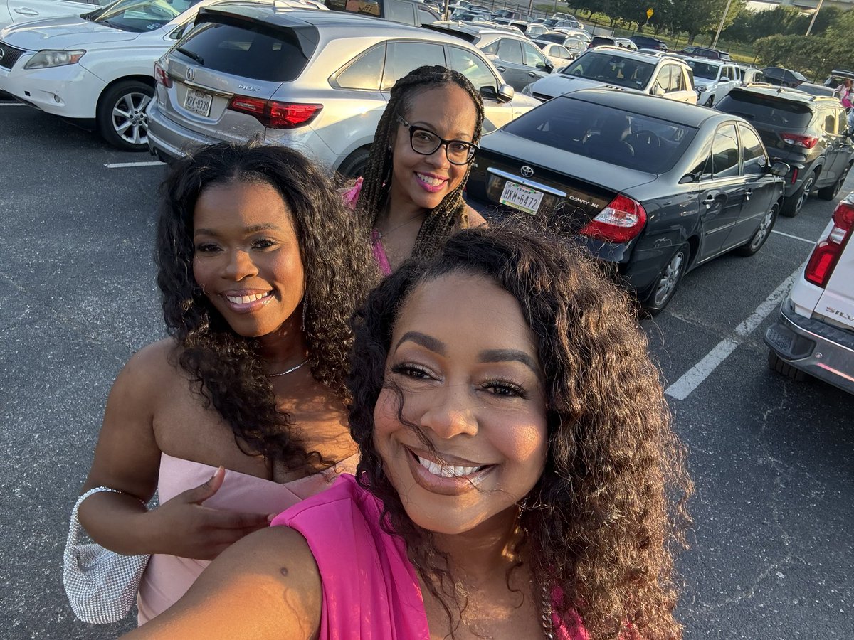 Tanya_N_Shelton's tweet image. A Soror Sational Extravaganza! Closing out the conference. Pink gowns and sneakers! Boule owes me not! I’ve been inspired, ignited, fired up, and ready to soar! 🩶🩷💚
#PQC
#ThetaTheta
#Spring97
#SilverStars 
#AKA1908
#BOULE2024