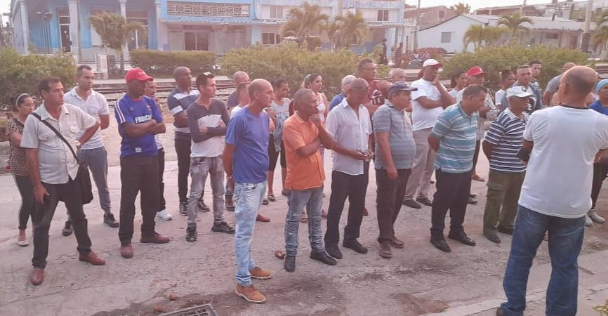 GHNordelo5's tweet photo. Esta noche, en Holguín, ejercicio conjunto de vigilancia #CDRCuba - @minint_cuba Protegiendo a nuestros barrios, a nuestro pueblo. #Cuba #CDRCuba #HolguínSí #TodosSomosCederistas https://t.co/xDF961HZx1
