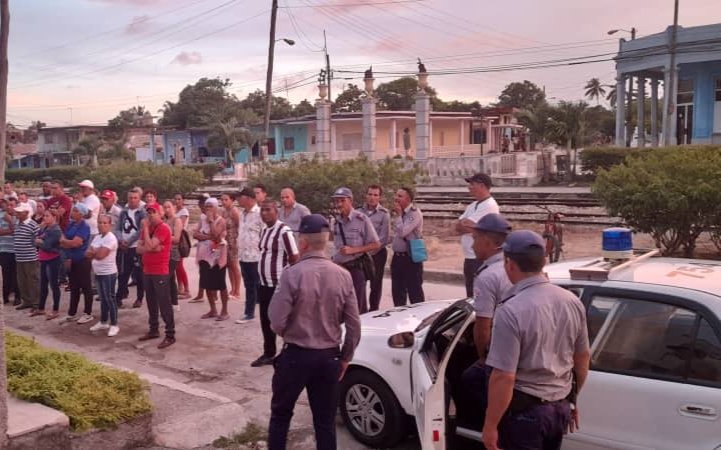 Esta noche, en Holguín, ejercicio conjunto de vigilancia #CDRCuba - <a href="/minint_cuba/">MININT_CUBA</a> Protegiendo a nuestros barrios, a nuestro pueblo. #Cuba #CDRCuba #HolguínSí #TodosSomosCederistas