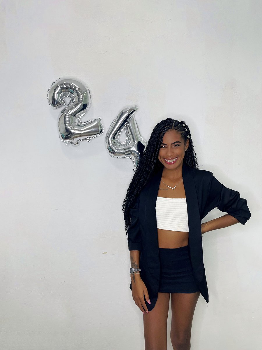 badgirlloreee's tweet photo. THIS GIRL IS CANCER!!!! Feliz Meu Dia. ✨ https://t.co/N2qDSWdGga