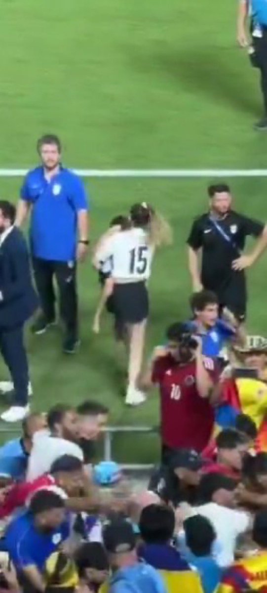 <a href="/Misticauruguaya/">Mística Uruguaya</a> La esposa de Fede Valverde tuvo que salir corriendo con su hijo.