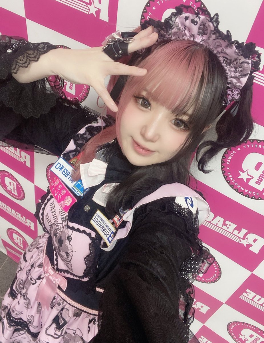 iwamiayano's tweet photo. 今日【１６時半】から、ロシアップライブの練習会をインスタライブで、みいちゃんとさわでぃーと配信予定です！トライアングルドリーマーを練習します！･:*+.\(( °ω° ))/.:+
コールと振り付け一緒に練習しましょう！ https://t.co/QKAqUxJDTP