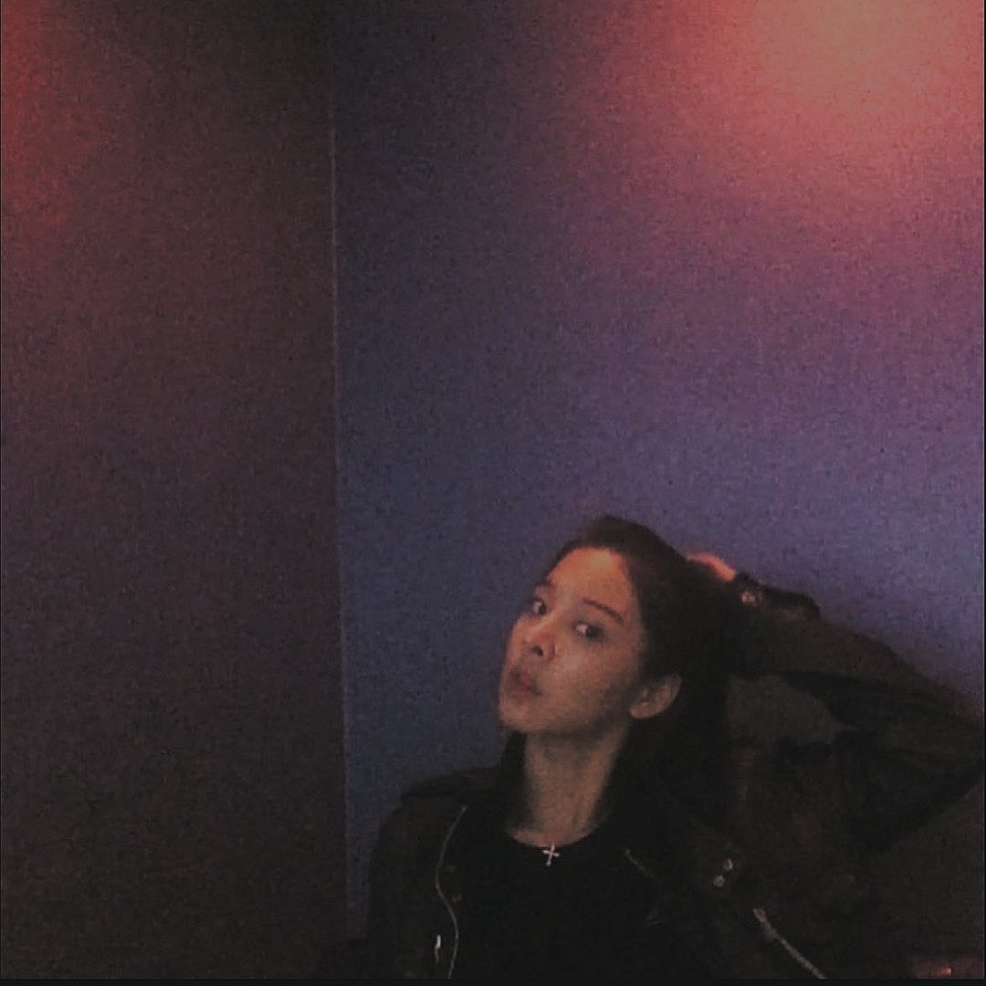OfSeolinah's tweet photo. (🖤🔔) __ 도시는 묵검처럼 짙은 황혼의 포옹에 몸을 맡기다, its symphony of sound replaced by a hushed murmur. Tonight, i wear my leather jacket like a second skin, a shield against the chill and a canvas for whispered secrets. As i navigate the labyrinthine streets. ✸ https://t.co/mBGkEFPOi4