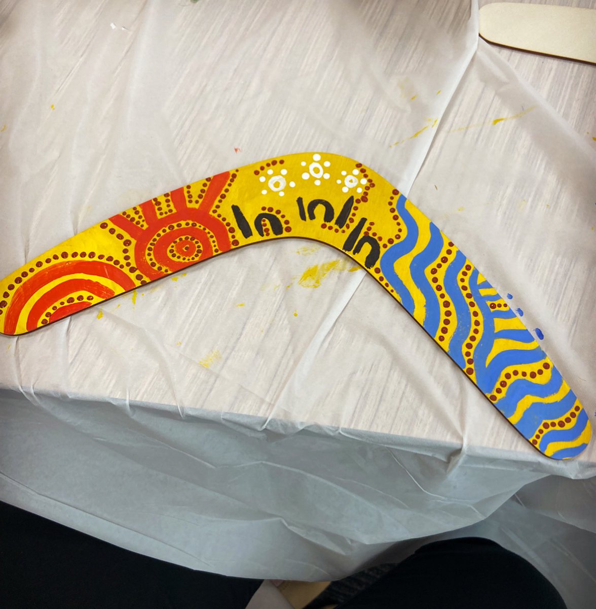 Sophie Calabretto (@sophluidynamics) on Twitter photo Boomerang painting for #NAIDOCWeek with Walangari Karntawarra 🖤💛♥️💙💚🤍
#NAIDOC2024 #sandhill #meetingplace #women #stars #waterflow <a href="/DIN_NSW/">Defence Innovation Network</a> #GadigalCountry Boomerang painting for #NAIDOCWeek with Walangari Karntawarra 🖤💛♥️💙💚🤍
#NAIDOC2024 #sandhill #meetingplace #women #stars #waterflow <a href="/DIN_NSW/">Defence Innovation Network</a> #GadigalCountry