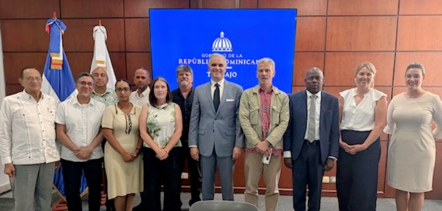 UniforHR_INTNL's tweet photo. The Unifor Social Justice Fund is in the Dominican with project partners @BananaLink, supporting local labour unions to improve conditions for Haitian migrant banana plantation workers. Great meetings with labour federation leaders @AutonomaCasc and the DR Minister of Labour 🇩🇴 https://t.co/iK3ZTlHdHL