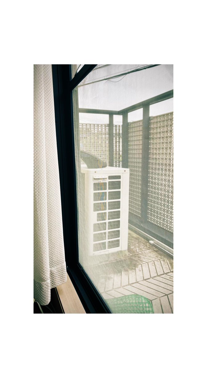 archwalknote's tweet photo. 雨上がり　気温が下がり　過ごし易し
肌に触れ往く　夏の暇風

雨で気温がぐっと下がり、窓から入ってきた湿った涼しい風が室内を循環している。曇り空の下、窓ぎわのマッサージチェアに座り、夏の暇を満喫する。 https://t.co/QGTnRiQGWL