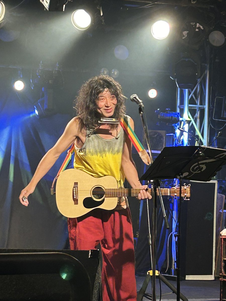 therootnob1965's tweet photo. 一昨日吉水の出演した弾語りライブ終了しました
吉水はガットギターを使ってボサノバな感じで声を張らず歌ってました
なかなかいい感じでした
友人のヒデローも出演していて楽しい夜でした

#吉水孝之 
#目黒ライブステーション 
#ヒデロー https://t.co/13CzJtHJVJ