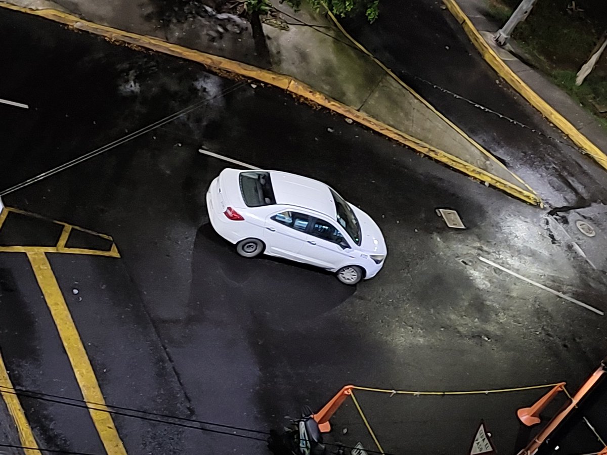 GlorisAmador's tweet photo. @UCS_GCDMX @SSaludCdMx @OVIALCDMX @SSC_CDMX @Damaris50581743 Ahí continúa el vehículo a media calle en #avFloresMagón a un lado del #265 frente al #AstaBandera de @SSaludCdMx en #PrimeraSección #Tlatelolco
Más de 40 minutos de reporte sigue el automóvil en #totalimpunidad https://t.co/cqVpq9hRwV