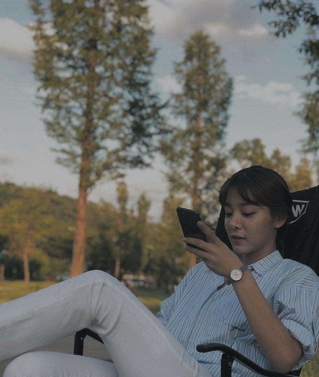 OfSeolinah's tweet photo. 👒🪭: 여름의 넘치는 열기는 내 영혼에 불꽃을 피워주고, 부드러운 햇살과 가득 찬 별밤은 거부할 수 없는 매력을 지니고 있습니다. 마치 빛과 온기의 멜로디처럼 예술혼을 울려 깨워줍니다. 이 소중한 순간들은 여름의 마법을 담아낸 시각적 이야기입니다. < Summer dumps! > https://t.co/Dm9j4jboCU
