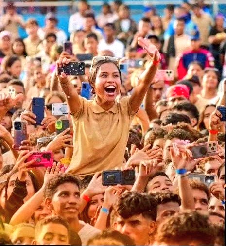 venezuelajoven_'s tweet photo. #EsNoticia || El #MostachoFest llegó a Anzoátegui, donde más de 7 mil bachilleres disfrutaron de la rumba de graduación más grande de toda Venezuela.

Gracias al mejor padrino de todas las graduaciones, el Pdte. @NicolasMaduro

#oriele #mostachifestbachiller https://t.co/LzuGLuAMBA