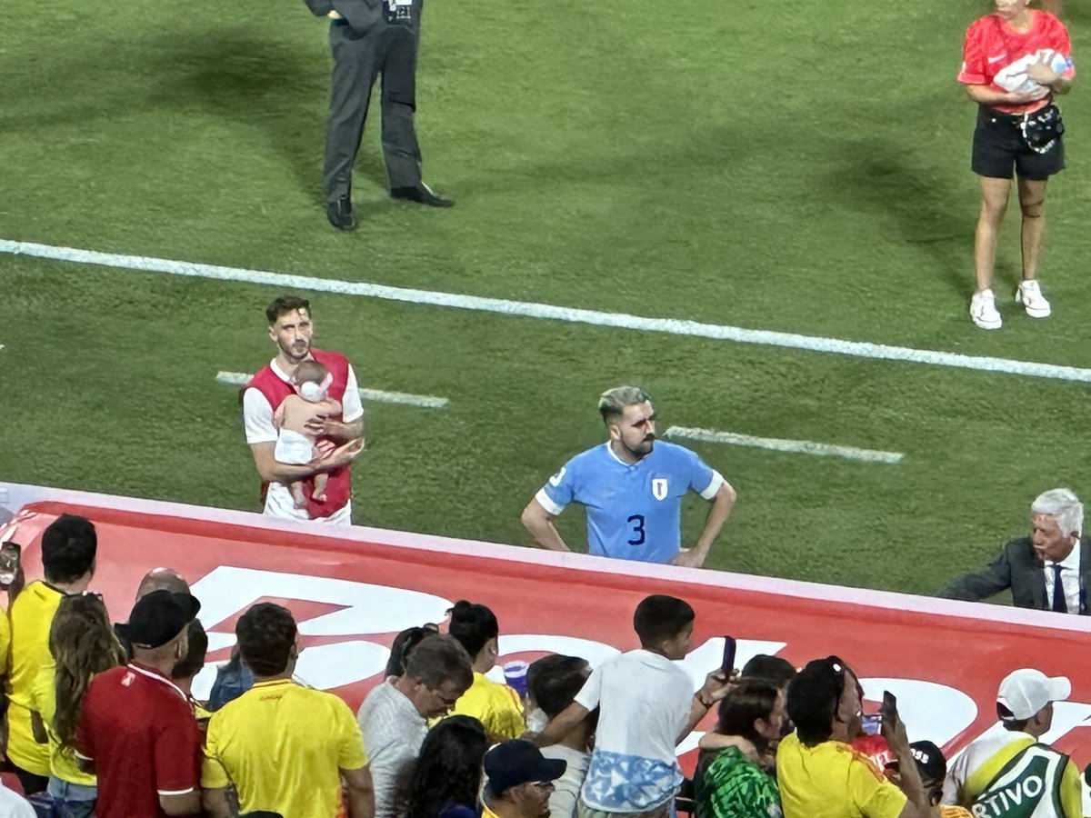 Mathías Viña con su beba en brazos. Los jugadores de Uruguay tuvieron su reacción al ver que sus familias en las tribunas estaban rodeadas de hinchas rivales, los que ya habían tenido cruces en el partido