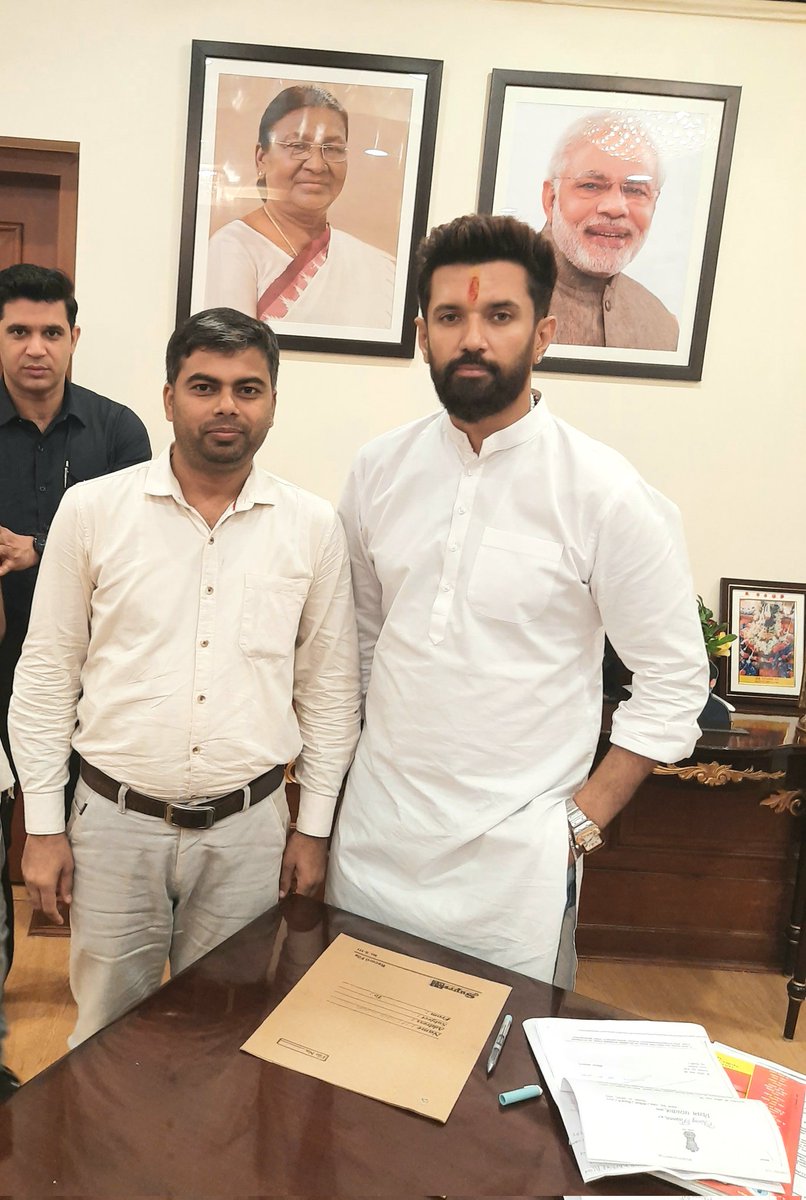 ActivistNitish's tweet photo. माननीय चिराग पासवान भैया, केंद्रीय मंत्री (भारत सरकार) &amp; सांसद, हाजीपुर लोकसभा क्षेत्र से नई दिल्ली में शिष्टाचार मुलाकात हुई l
@iChiragPaswan https://t.co/EujbwZy0Ni