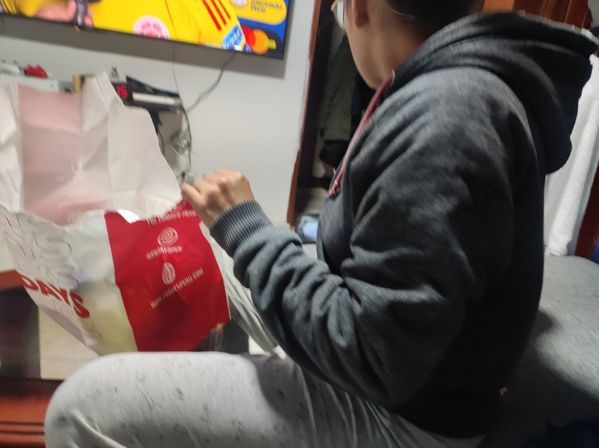 Zulee963's tweet photo. Emilio tomándome fotos en mi mejor momento 🤣 tragando, obvio https://t.co/dz7elQfvfL