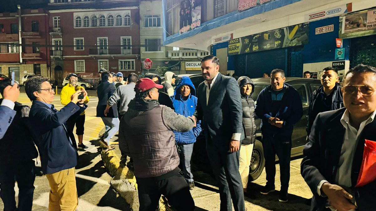 AndresFantoniB's tweet photo. La puerta siempre será la del frente, no la de atrás; las resoluciones se toman en público y sobre la mesa, no por debajo de ella. Gracias a quienes nos esperaron en los exteriores del #CPCCS hasta altas horas de la noche. A todos mi compromiso férreo y mi respeto en todo momento https://t.co/6iMqISfpp0