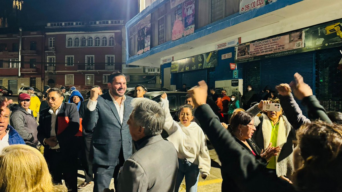 AndresFantoniB's tweet photo. La puerta siempre será la del frente, no la de atrás; las resoluciones se toman en público y sobre la mesa, no por debajo de ella. Gracias a quienes nos esperaron en los exteriores del #CPCCS hasta altas horas de la noche. A todos mi compromiso férreo y mi respeto en todo momento https://t.co/6iMqISfpp0