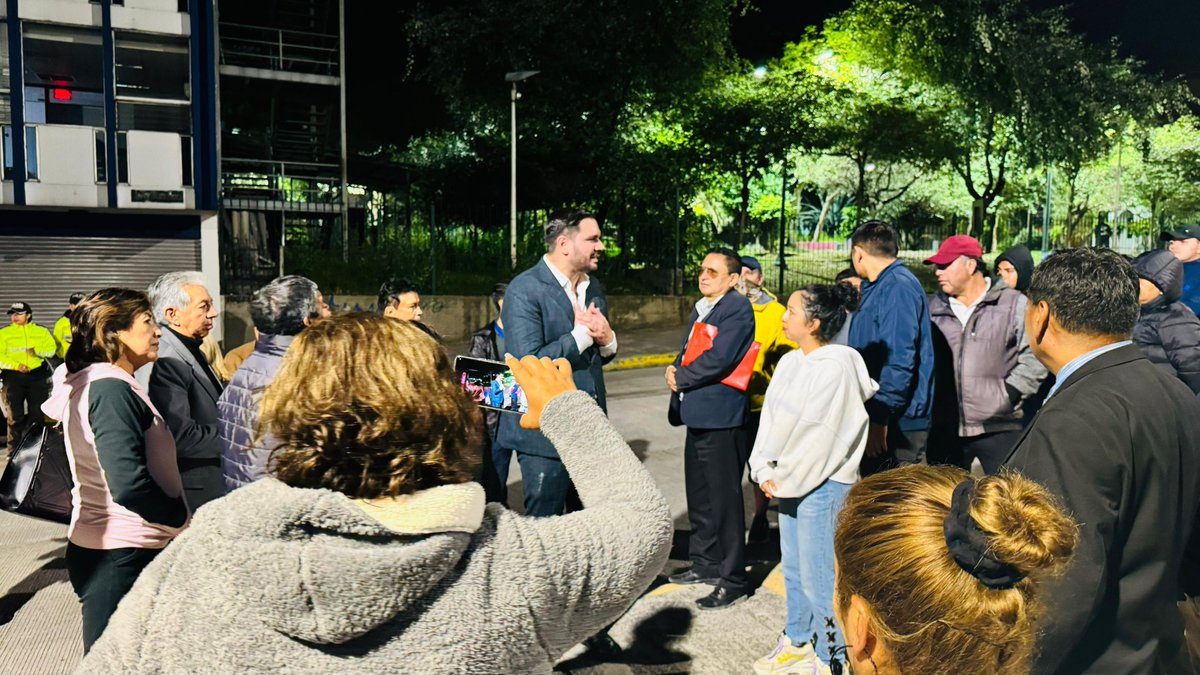 AndresFantoniB's tweet photo. La puerta siempre será la del frente, no la de atrás; las resoluciones se toman en público y sobre la mesa, no por debajo de ella. Gracias a quienes nos esperaron en los exteriores del #CPCCS hasta altas horas de la noche. A todos mi compromiso férreo y mi respeto en todo momento https://t.co/6iMqISfpp0