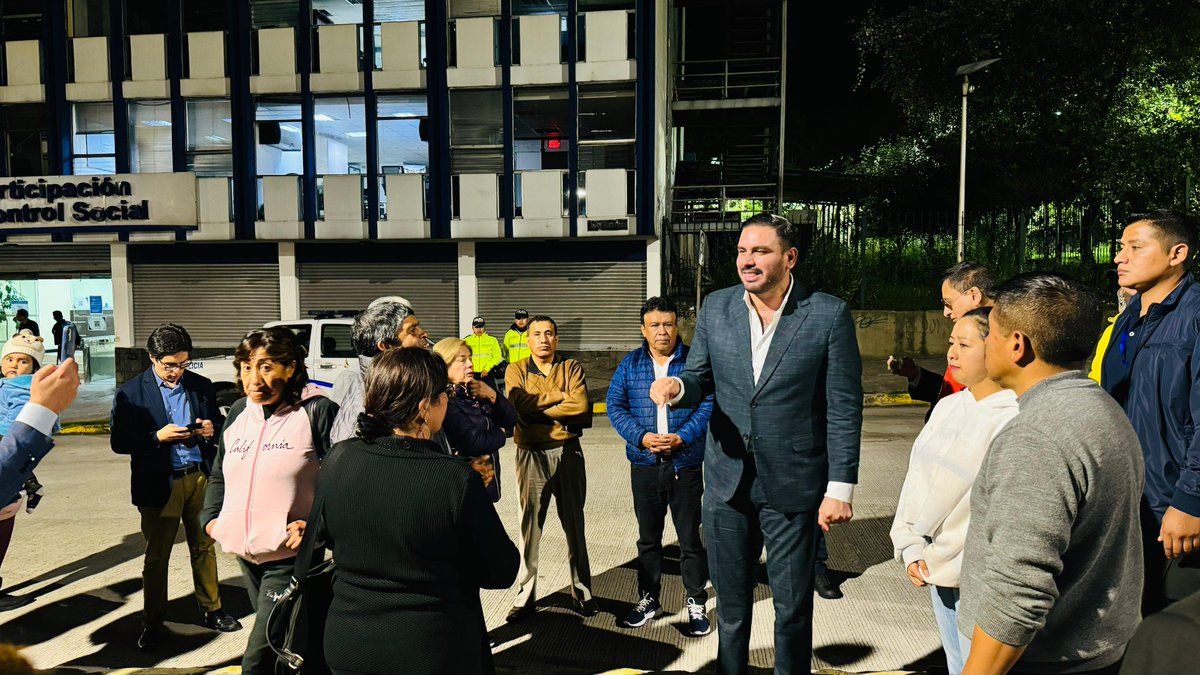 AndresFantoniB's tweet photo. La puerta siempre será la del frente, no la de atrás; las resoluciones se toman en público y sobre la mesa, no por debajo de ella. Gracias a quienes nos esperaron en los exteriores del #CPCCS hasta altas horas de la noche. A todos mi compromiso férreo y mi respeto en todo momento https://t.co/6iMqISfpp0