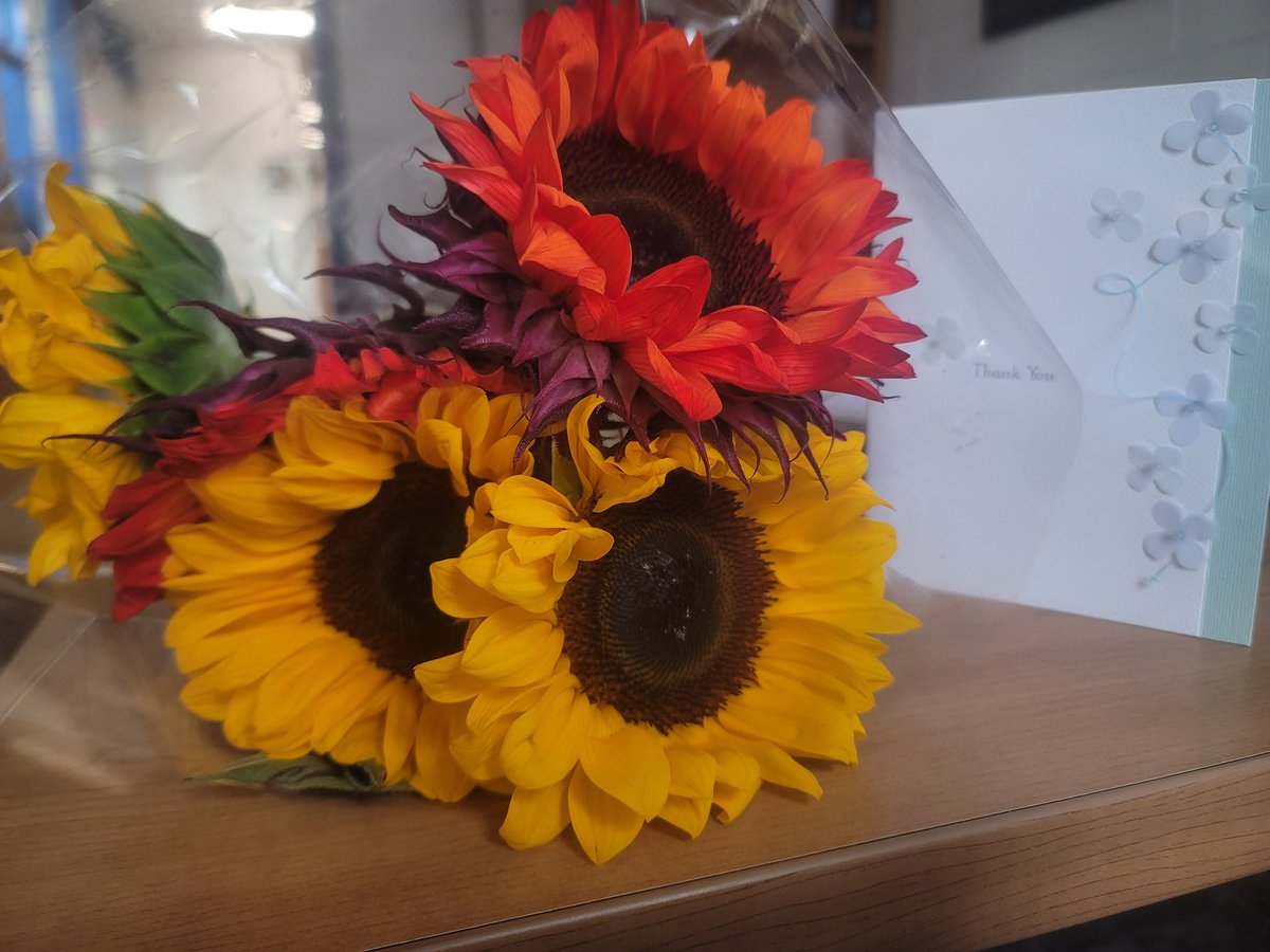 cherry_coach's tweet photo. When you go to work and get flowers and a thank you card. The last sentence says "you're on your way to your pinnacle." 🥺 #IYKYK #KeyNotePerks #vbcpsadvisers #ArkBuilding #GoBeGreat https://t.co/gpzTeRZIOu