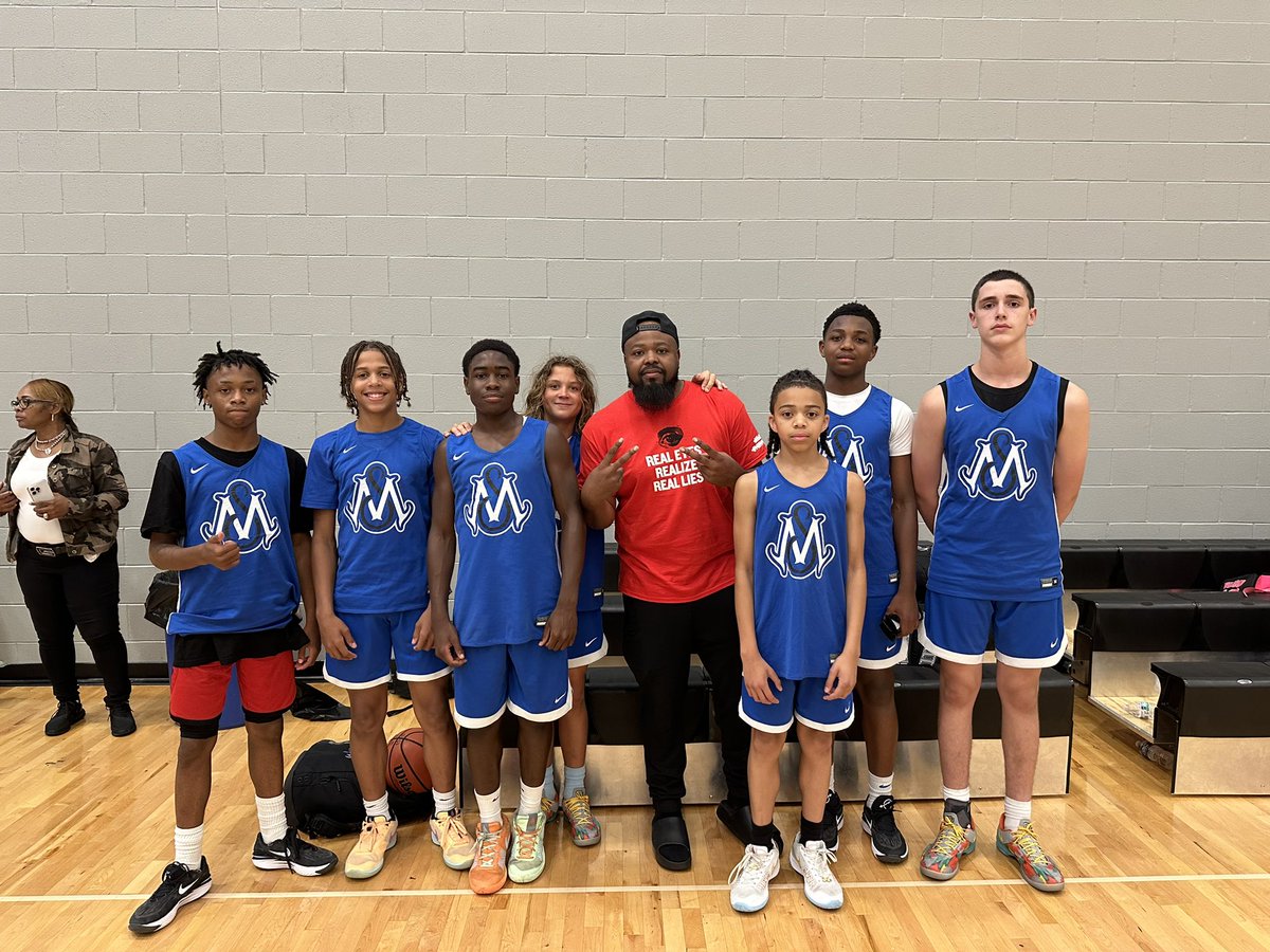 CodyRader2029's tweet photo. 2-0 🏆 at @RockNBallHoops 🔥 Next stop @madehoops Finals 🍑#MADEHoops #EYBL https://t.co/doDink2vUA