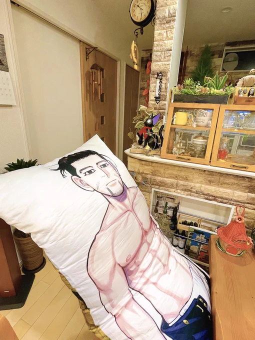 推しのいる生活(抱き枕は公式グッズです笑) 