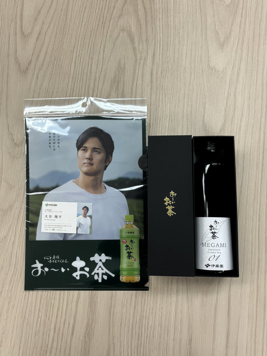 DSW_official's tweet photo. 大谷翔平さんで話題のお〜いお茶さんがオフィスにやってきた！

#大谷翔平 #お〜いお茶 #dsw https://t.co/3eWDbhVaEG