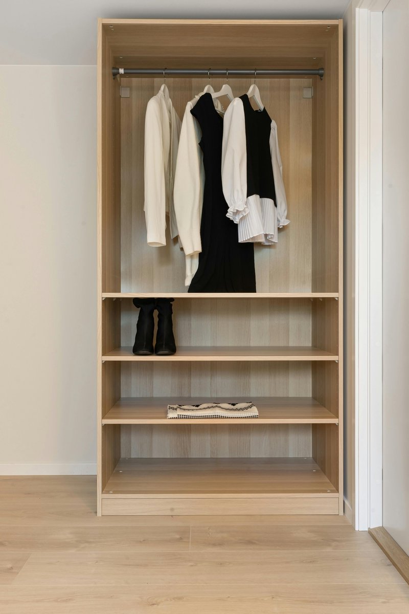 Decor_ByRene's tweet image. Stand-alone cabinets in the bedroom can solve many space issues by providing additional storage options. 

#Maximize #Space #VerticalStorage #Shelves #WallMounted #FloorSpace #Style #Decor #Organize #Books #Essentials #LivingArea #Tidy #StorageSolutions #HomeOrganization