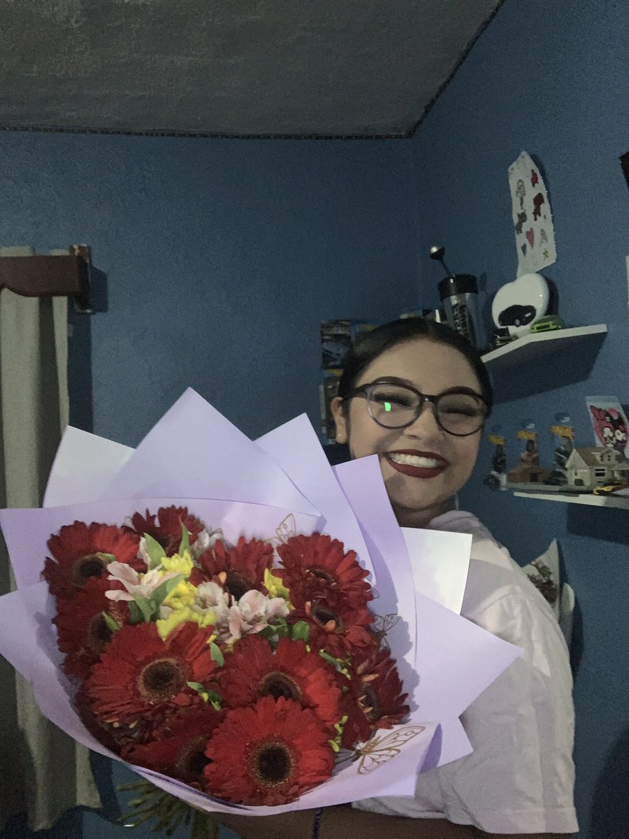 trejoo_23's tweet photo. antes pensaba q las flores solo se regalaban en ocasiones especiales y mi hombre ya me demostró de mil maneras lo contrario💘💞💞💞🩷🩷💕💖💘 https://t.co/Or4ICmdiTy