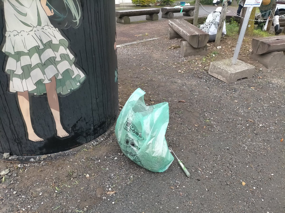 7chijune's tweet photo. 今朝、雨の中地元の草取りボランティアに参加してきました。 https://t.co/90dk1cxkKD