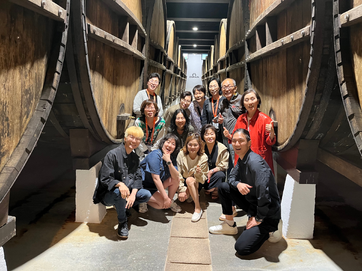 We love welcoming visitors from all over the world. Last group came from Korea, and they enjoyed a guided tour and a cider tasting. Topa!
🇰🇷🍎
#sagardoa #sidra #apfelwein #cidre #cider #txotx #euskalsagardoa #zapiainsagardoa #zapiain #Basque #basquecider