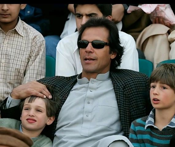 KashifAbb_PTI's tweet photo. مرشد عمران خان کو ان کے بیٹوں سے واٹس ایپ پر بات کرنے کی اجازت نا مل سکی۔ 
ظلم کب تک کرو گے بےشرمو 🖐️

#خان_کی_رہائی_ضروری_ہے 

@ImranKhanPTI 
@TeamiPians https://t.co/8cJ7pylpmm