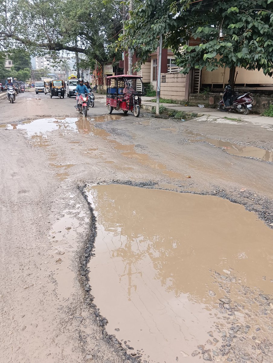 ProshenjitRoy2's tweet photo. Sir look how pathetic the condition of the road at Guwahati Lalganesh Adagudam area is near Hanuman Mandir.

Please repair the same asap.
@TheAshokSinghal @himantabiswa @Bijuli_KMedhi https://t.co/5sWhsYzMJt