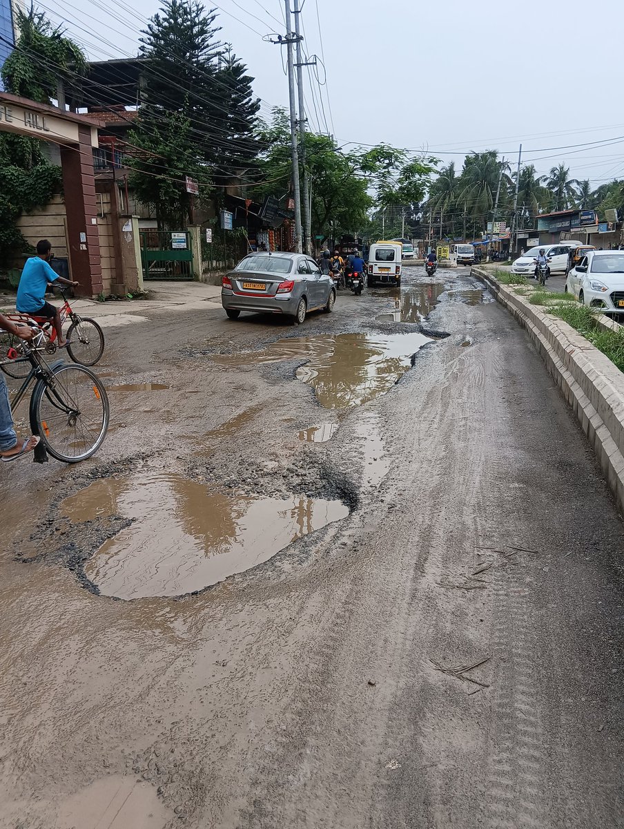 ProshenjitRoy2's tweet photo. Sir look how pathetic the condition of the road at Guwahati Lalganesh Adagudam area is near Hanuman Mandir.

Please repair the same asap.
@TheAshokSinghal @himantabiswa @Bijuli_KMedhi https://t.co/5sWhsYzMJt