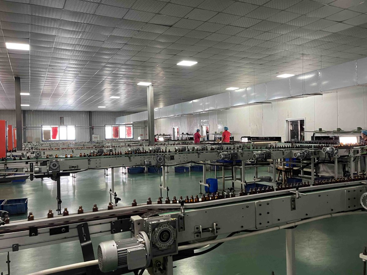Take a look behind the scenes at our high-tech glass bottle manufacturing facility in China! From production to packaging, we ensure top quality at every step. 🧑‍🔧🌏#GlassBottles #Manufacturing #QualityControl #ChinaFactory
