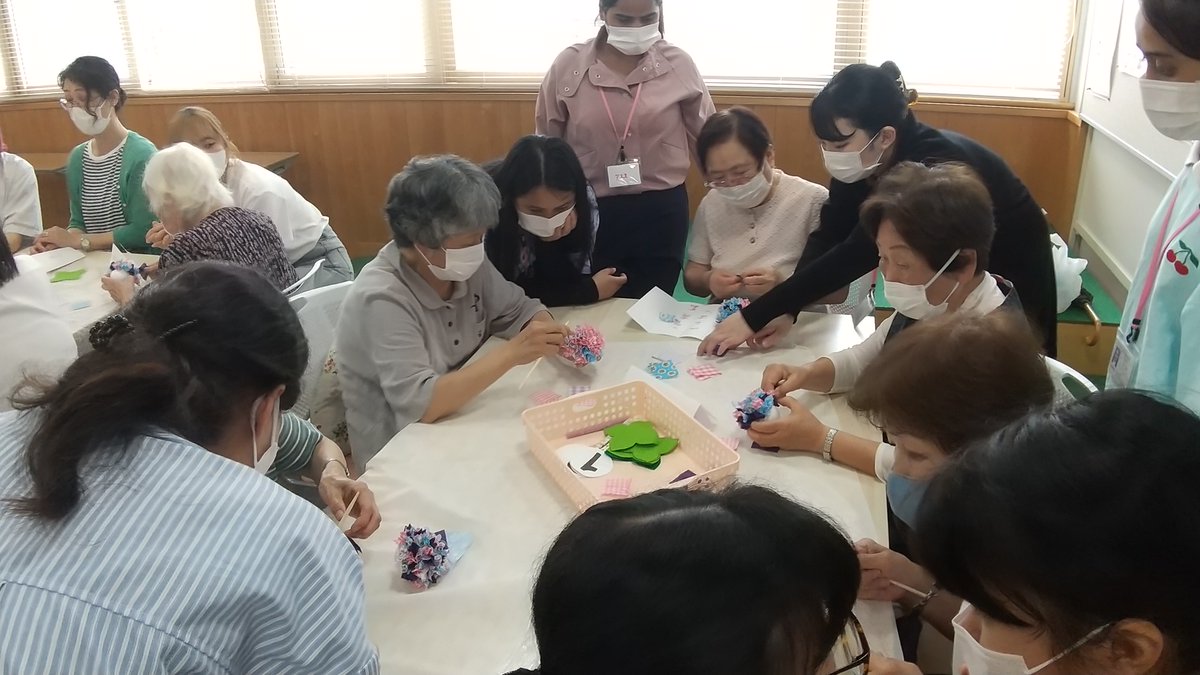 atsuta_chikea's tweet photo. ６月24日あいち福祉医療専門学校主催の認知症カフェ「あい愛カフェ」におじゃましました。介護福祉学科の皆さんが企画された認知症を理解するクイズや、あじさいのクラフトづくりを地域の皆さんと楽しみました。
#認知症カフェ　#あいち医療福祉専門学校　#あい愛カフェ　#地域包括ケア https://t.co/NU15ug3k8G