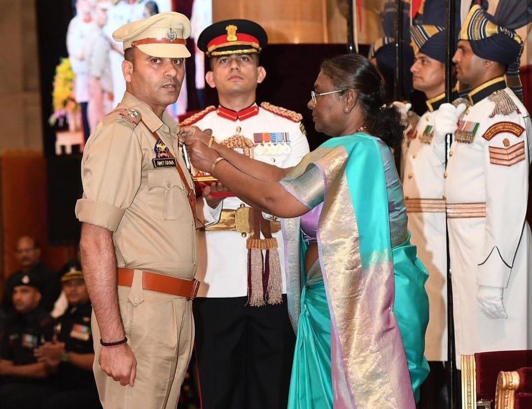 Heartiest Congratulation to Sub inspector Amit Raina ji member of Anti Fidayeen Squad team of JK police for being conferred with  Shaurya Chakra from President Smt.Droupadi Murmuji 
It is a proud moment for the whole kashmiri Hindu community living away from thr Homeland.
🇮🇳