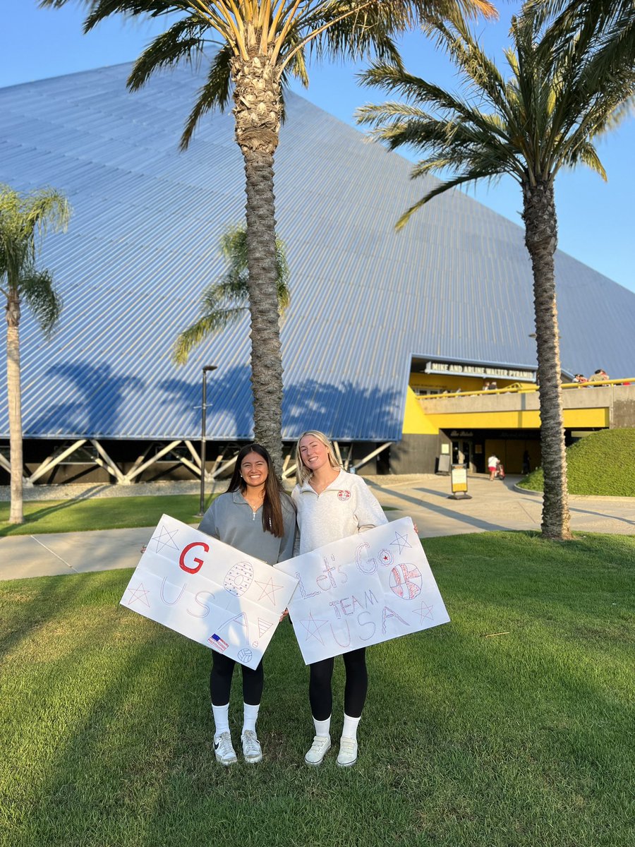 BellaKompaniez's tweet photo. Cheering on Team USA at the USA Volleyball Cup 🏐💪🇺🇸

@usavolleyball #pathtothepodium
#7 #pinhitter https://t.co/Ru2dLaAsOr