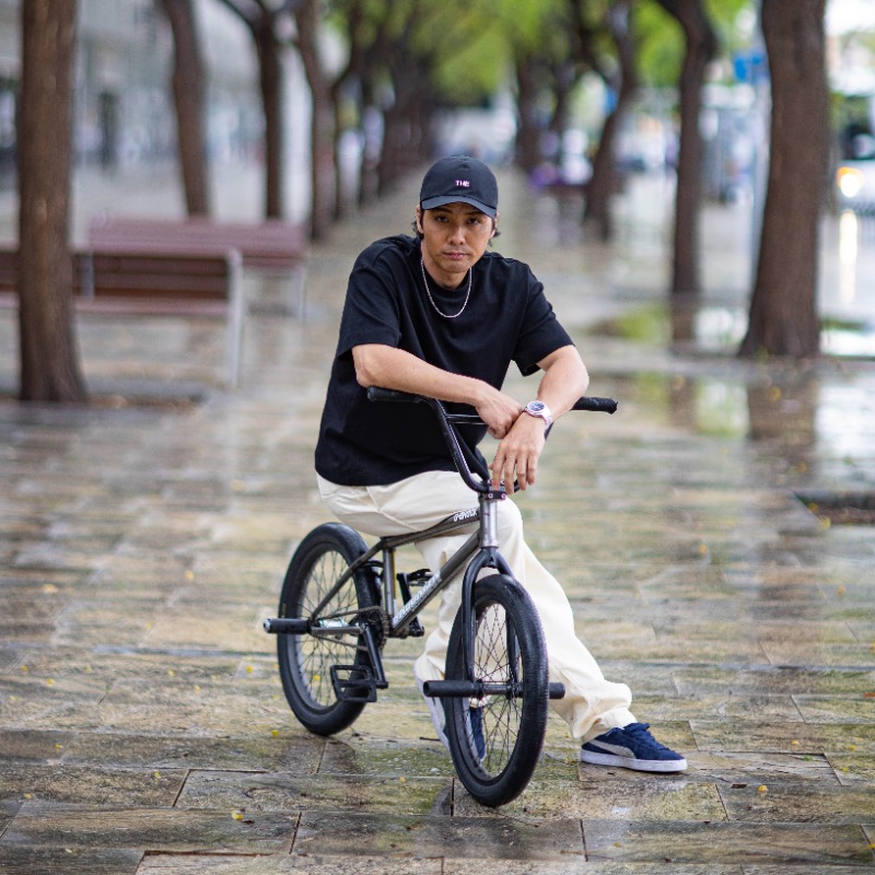 GSHOCK_OFFICIAL's tweet photo. KEEP IT TOUGH
srarring #内野洋平 from #TEAMGSHOCK
今やBMX FLATLAND界のレジェンドライダーとなった内野洋平。タフに挑戦する姿勢は変わらない。
ムービーはYouTubeをチェック👇
https://t.co/dTZXEdGcgO