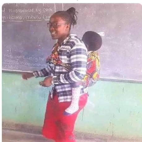 JayJayTeamTruth's tweet photo. A RARE TEACHER  IN CHIVI 🇿🇼  Chisanga Zulu  a Teacher in Chivi was found in class teaching with a baby on her back.  The baby is the young brother to one of her female  pupils.   The grade 6 pupil had been missing school, this forced her teacher-Ms Zulu https://t.co/as9Wmp2dkZ
