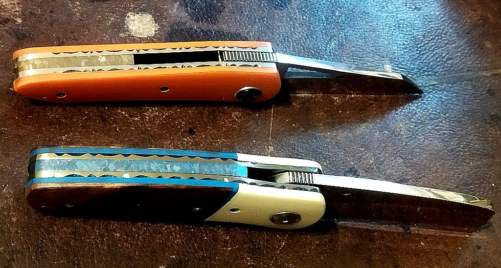 AndreErasmus63's tweet image. WIP: 'Pocket Rocket' and 'Chunky' almost done. Some more polishing and tuning up tomorrow. They will be available soon. What do you think about their colours? Hate them or love them?
#knifedaily #knifeforsale #knifefanatic #knifenut #knifemaking #knife #foldingknife #pocketknife