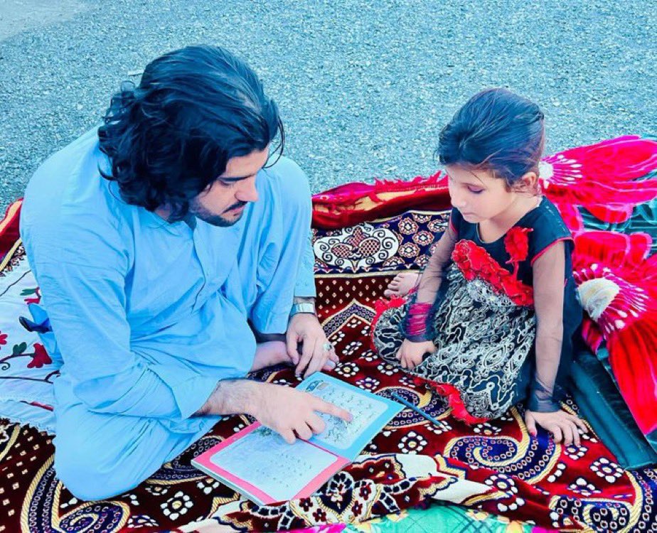 AfghanMayar's tweet photo. انا لله وانا الیه راجعون!
د سپېڅلي شهید ګیلامن وزیر کورنۍ، ملګرو او ټول افغان ملت ته تسلیت🤲🏻💔😢 https://t.co/rHIDWwWli5