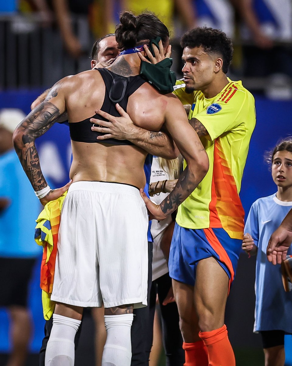 brfootball's tweet photo. Of course Luis Díaz went to comfort Darwin Núñez after the match ❤️ https://t.co/uyNhT3Rm1N