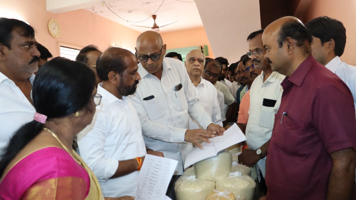 satyakumar_y's tweet photo. ధర్మవరం పట్టణంలోని సంత మార్కెట్​ రోడ్​లో రైతు బజార్​ను ప్రారంభించాను. పేదలు, మధ్య తరగతి వారికి అందుబాటు ధరల్లో ఇక్కడ నాణ్యమైన వస్తువులు, కూరగాయలు దొరుకుతాయి. దీని వల్ల రైతులకే కాదు ప్రజలకు ప్రయోజనం చేకూరుతుంది. ప్రజా పాలనలో భాగంగా ప్రజలకు మేలు చేసే కార్యక్రమాలు చేపట్టడం చాలా సంతోషంగా ఉంది.
#raithubazar #Dharmavaram @satyakumar_y