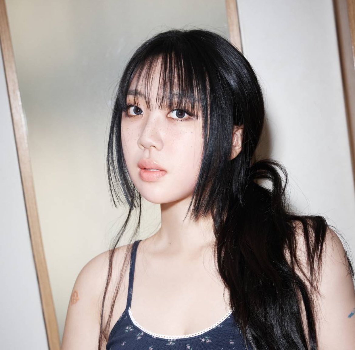 Small Girl (feat. DOH KYUNGSOO)” by Lee Young Ji (@dokgodieinsaeng) has now  spent 7 days at #1 on MelOn Daily Chart.