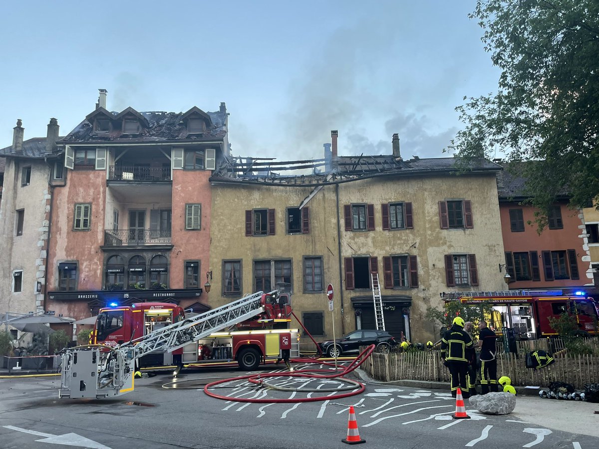 AnnecyArvva's tweet photo. [Incendie] 🚒
Un incendie s’est déclaré cette nuit vers 3h rue du Collège Chappuisien, dans le quartier du lac, et a ravagé au moins deux immeubles historiques.
🙏 Nous exprimons notre gratitude aux sapeurs pompiers et assurons les victimes de notre soutien. #Annecy https://t.co/Ix4rcHmiUR