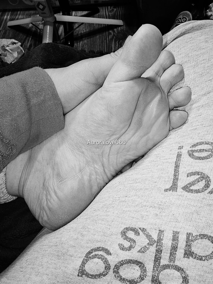 AuroraLove666's tweet photo. C'mon you foot sluts, take out your wallets and and give this bratty Princess what she wants. Thx 🤭😘
#footfetishworld #footfetish #toelicker #footaddict footsub finsub #FinDom #FemDom tribute send #feetpic #barefeet #beautifulfeet worship paypig domme kink fetish relapse beta https://t.co/KkzY87ZKAw