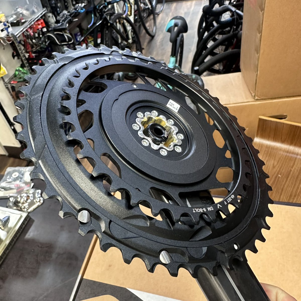 u2bikes's tweet photo. レバー・ブレーキ周りが
新RED注目ポイントだけど
軽さ・剛性・耐久性、そしてデザイン。
艶やかなカーボンラインが見える
クランクアームに
丁寧に削り出された一体型チェーンリング⚙
その値段を納得させる良さがみてとれる。
 #U2BIKES #SRAMREDAXS #オススメ https://t.co/wwr59vSpCO