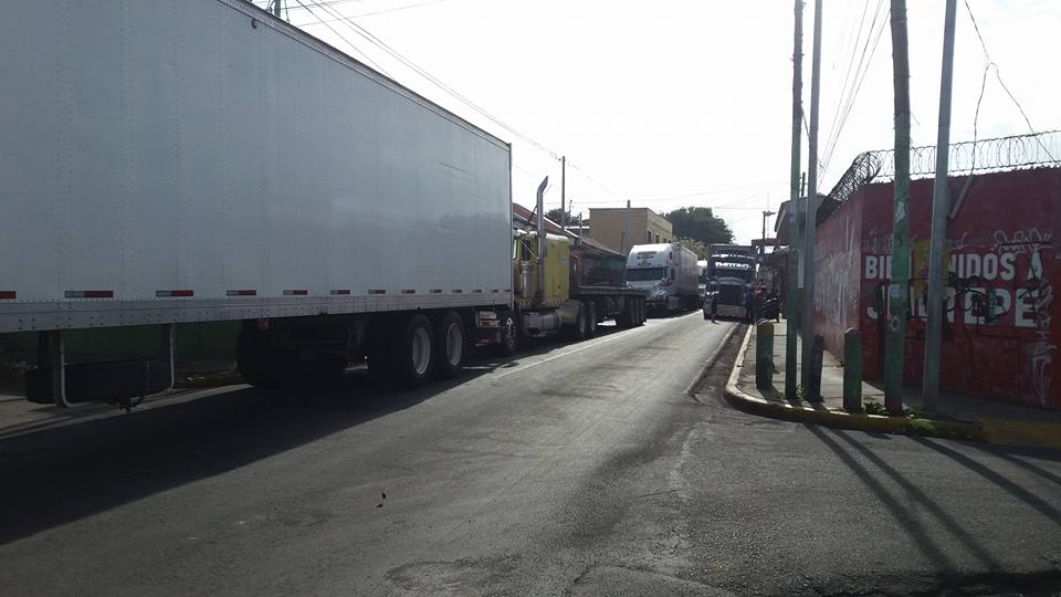 nicaclic's tweet photo. Y así fue, eran kilómetros de furgones detenidos, el tranque más grande de Nicaragua. Y te cuento @LOCUIN que hubo muchos camioneros que estaban a favor de las protestas de #SOSNicaragua, por tantas muertes que nos dejaba el Sandinismo en esos meses de abril, mayo, junio y julio https://t.co/fK4rMzQOlp