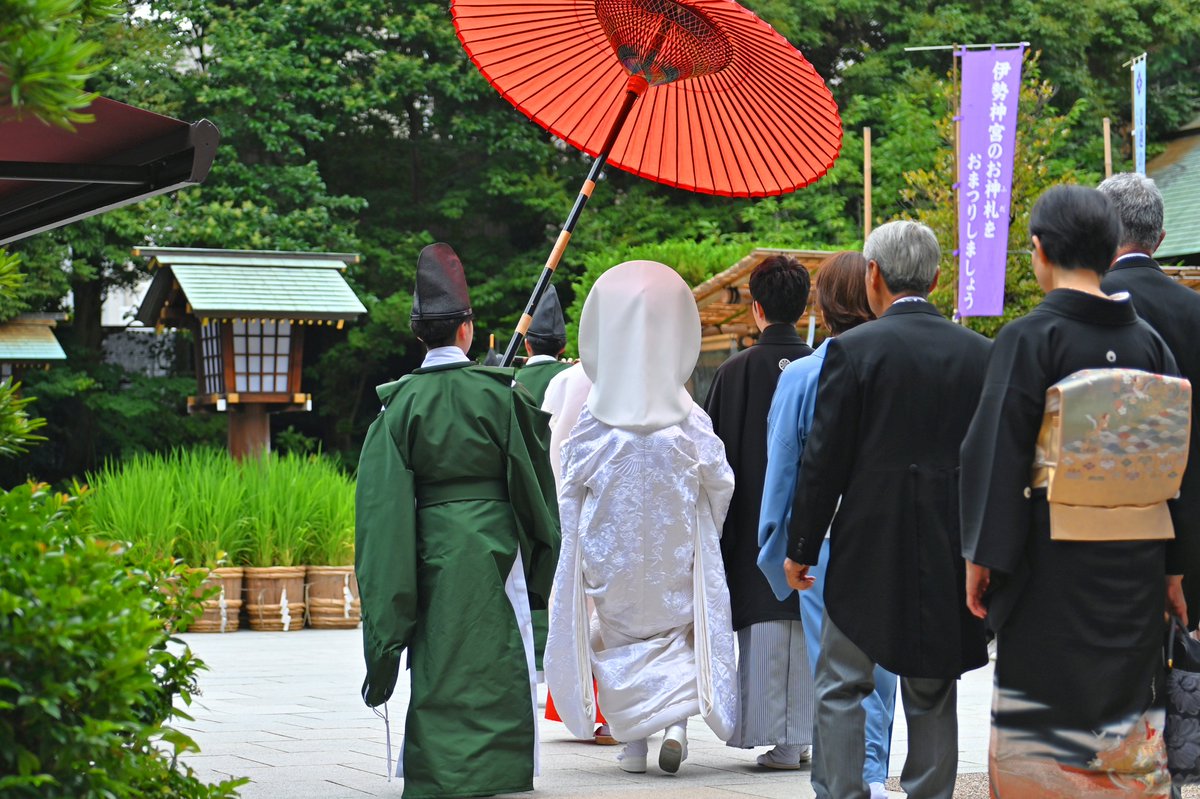 神前結婚式の儀式の一つ「参進の儀」です。結婚式の始まりにあたり 神前結婚式の儀式の一つ「参進の儀」です。結婚式の始まりにあたり