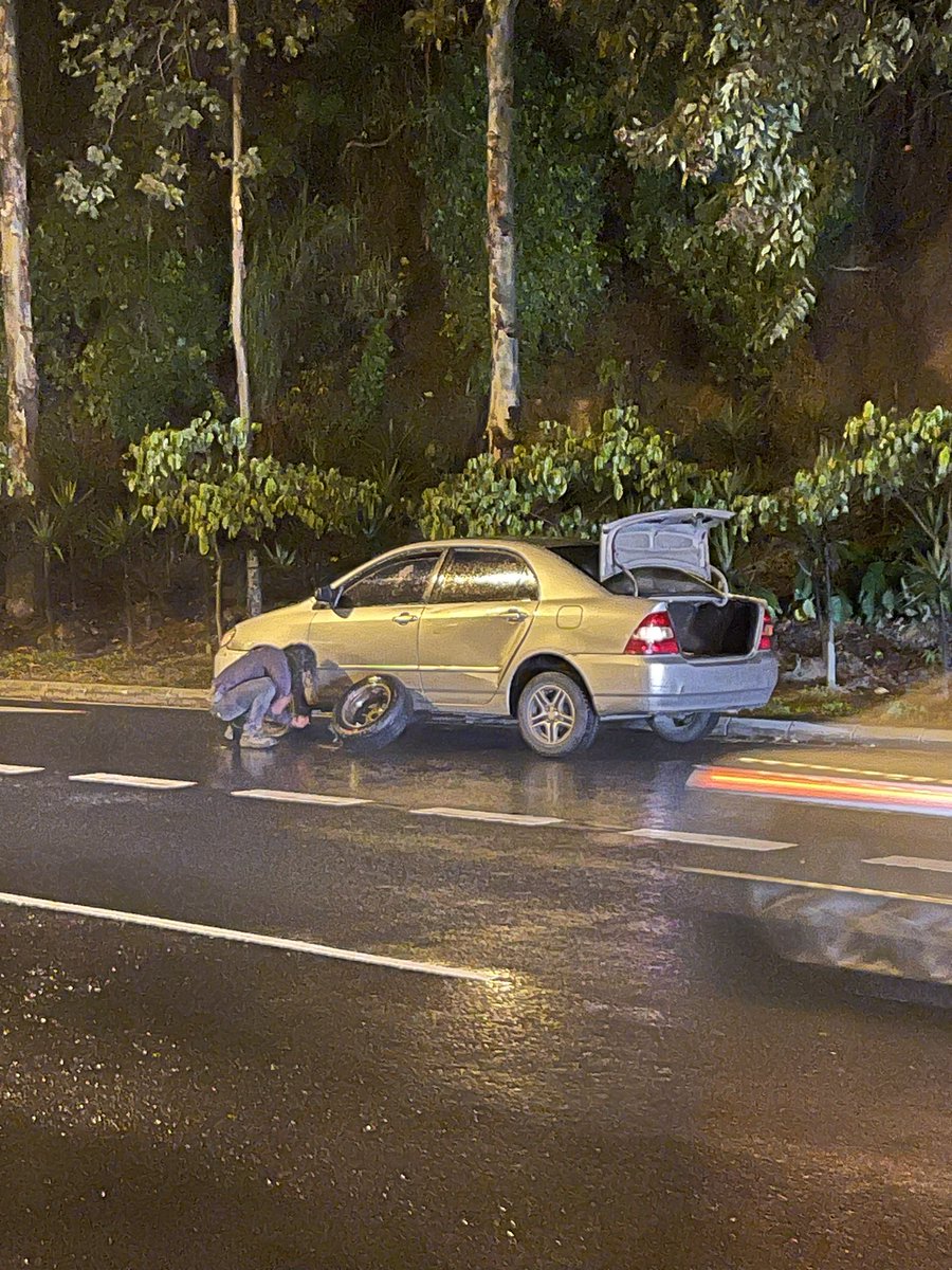 Alessandro_chr's tweet photo. #DenunciaPublica  
   es increíble mas de 10 carros dañados por un cráter en zona 15, viniendo de cayala a zona 15 hay un gran agujero que la inutilidad de @muniguate  y de @RQuinonezL  no han arreglado en más de 5 días, y hoy se terminó de hacer ese oyó, varios daños materiales https://t.co/jPcTBVQFb4