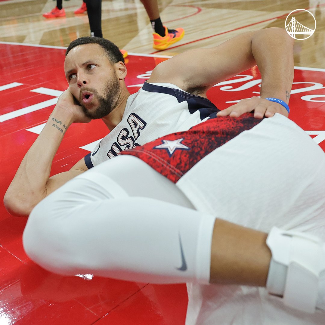 warriors's tweet photo. Strike a pose, Stephen.

#USABMNT https://t.co/fFvDSYwzhO